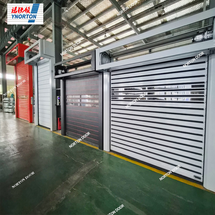 Вратата за брзо тркалање се отвора и затвора автоматски за погодност.